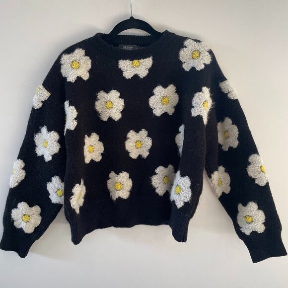 Design Studio Sweater | Size O/S | Black w/ Daisy's - Picture 1 of 5